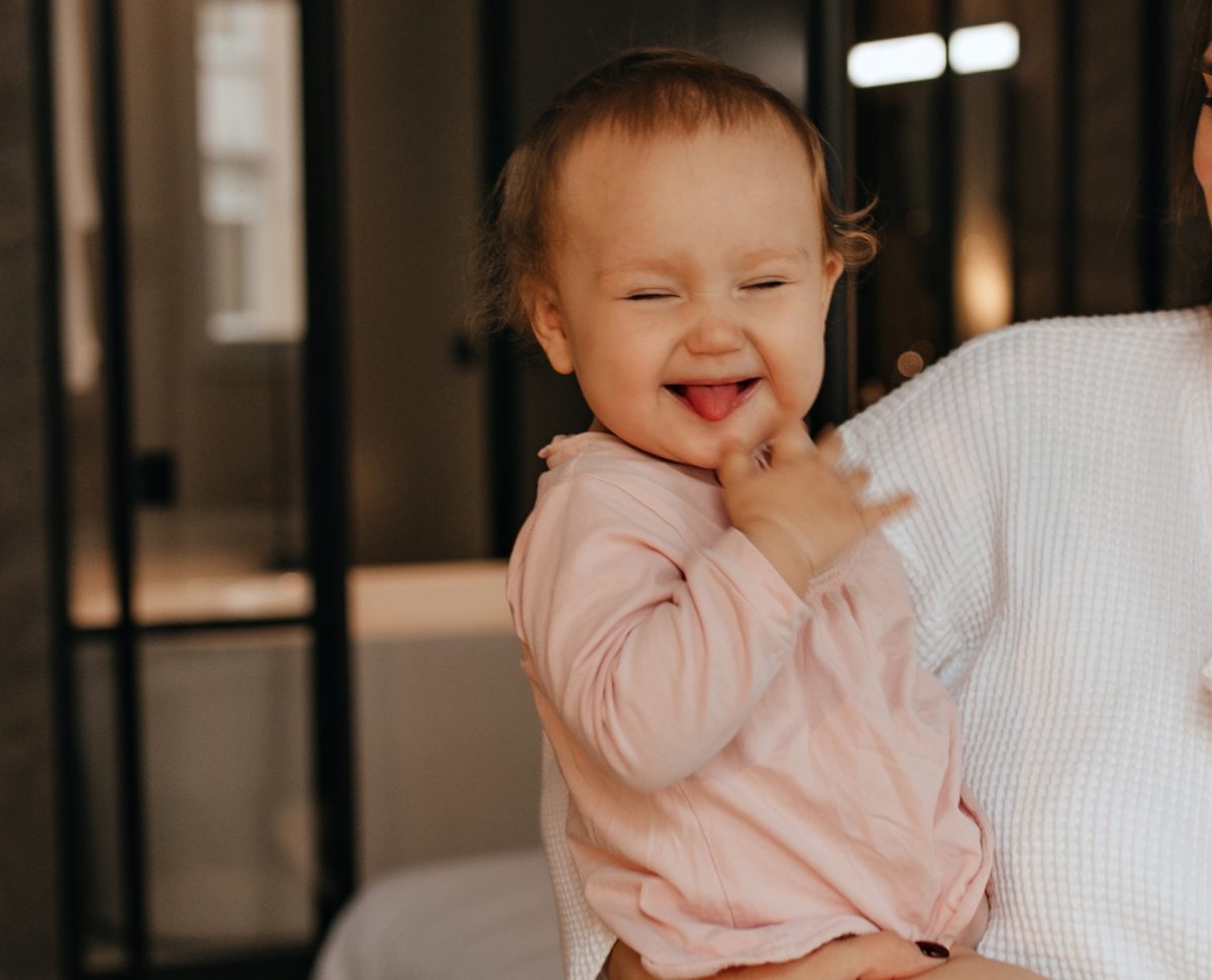 Οι 3 λόγοι που το μωρό μασάει τη γλώσσα του – Ο παιδίατρος σάς συμβουλεύει τι να κάνετε