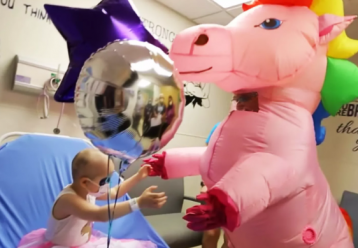 «Όχι πια άλλες χημειοθεραπείες»: Γιατρός έκανε το πιο τέλειο πάρτι-έκπληξη σε 4χρονη ασθενή του (βίντεο)