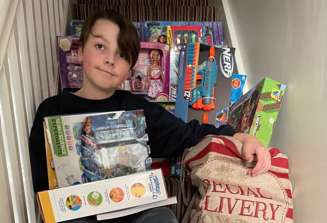 Άη Βασίλης ετών 10: Δίνει το χαρτζιλίκι του για να αγοράσει παιχνίδια σε παιδιά που έχουν ανάγκη