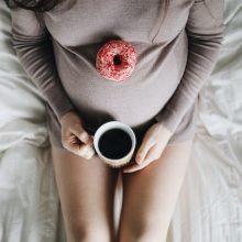 Δύο καφέδες την ημέρα στην εγκυμοσύνη μπορεί να οδηγήσουν σε γέννηση πιο κοντού παιδιού