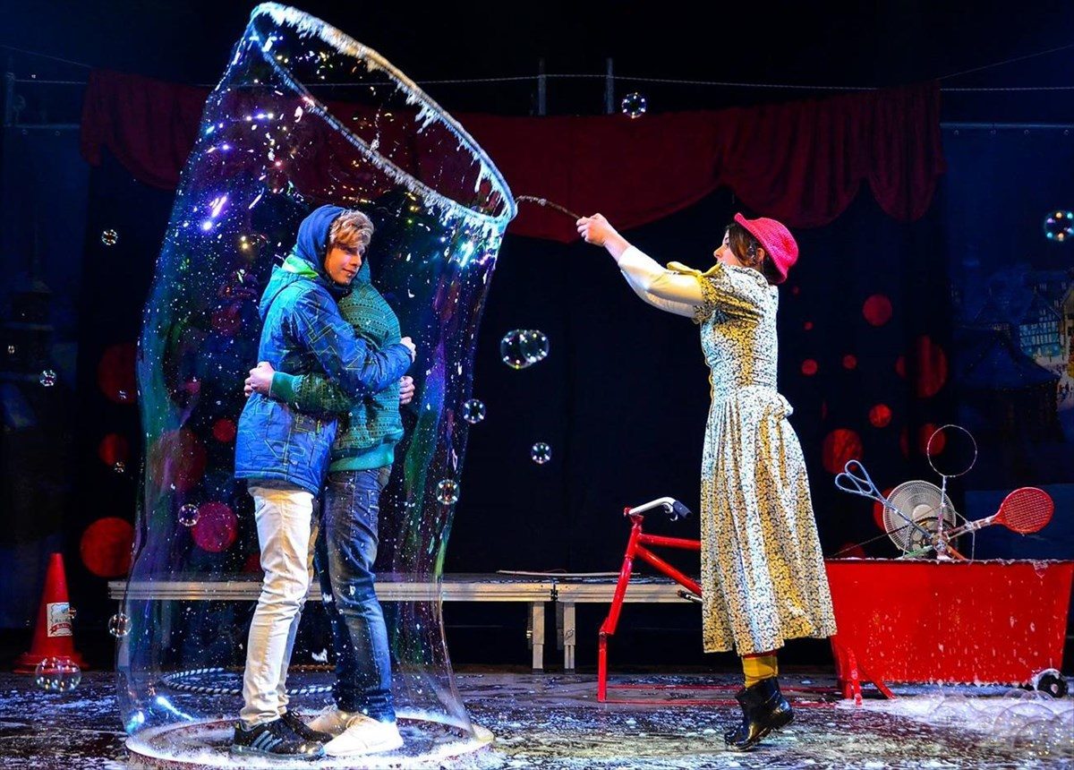 “Mr. and Mrs. Bubble”: Μια φανταστική παιδική παράσταση με χιλιάδες σαπουνόφουσκες περιμένει τα παιδιά!