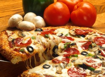 Αυτή είναι η πίτσα που λατρεύουν τα Ιταλάκια - Μπορείτε να τη φτιάξετε κι εσείς