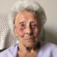 Συγκλονίζει γυναίκα 102 ετών που βρήκε τον τάφο του μωρού της 76χρόνια μετά