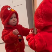 Θα λιώσετε με αυτό το μωρό που αναγνωρίζει για πρώτη φορά τον εαυτό του στον καθρέφτη! (video)