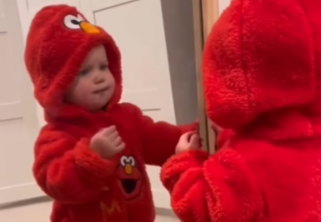 Θα λιώσετε με αυτό το μωρό που αναγνωρίζει για πρώτη φορά τον εαυτό του στον καθρέφτη! (video)