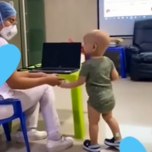 Ό,τι πιο γλυκό θα δείτε σήμερα: Παιδάκι με καρκίνο σηκώνει τη νοσοκόμα του για να χορέψουν (vid)