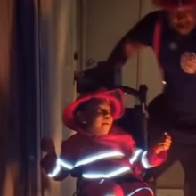 Μπαμπάς κάνει την πιο τέλεια έκπληξη στο 6χρονο παιδί του με αναπηρία που θέλει να γίνει πυροσβέστης