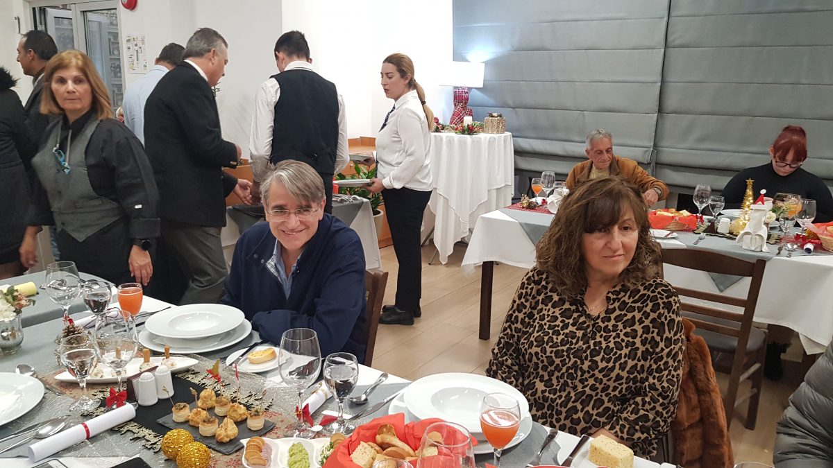 Μαθητές προσέφεραν δείπνο αγάπης και στιγμές χαράς σε άπορες οικογένειες