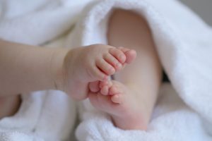 Αδιανόητo: 24χρονη μαχαίρωσε μέχρι θανάτου την 2χρονη κόρη της τραγουδώντας νανουρίσματα