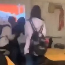 Βίντεο που σοκάρει: Μαθητής γρονθοκοπά τον καθηγητή του μέσα στην τάξη