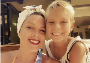 Pink: Η 11χρονη κόρη της έδωσε μια απίστευτη ερμηνεία στη σκηνή (βίντεο)