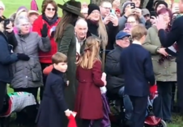 Βίντεο: Ο μικός «δαίμονας» πρίγκιπας Λούις κλέβει ξανά την παράσταση ανήμερα των Χριστουγέννων (βίντεο)
