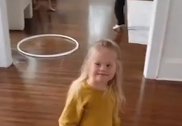 3χρονη βλέπει τους γονείς της να φιλιούνται και η αντίδρασή της είναι όλα τα λεφτά (βίντεο)
