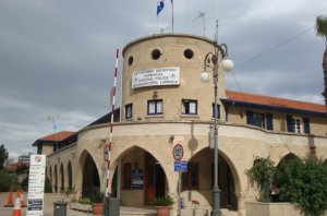 Με τραύματα δύο μαθητές από κομμάτια γυάλινου μπουκαλιού που φέρεται να πέταξε έξω από σχολείο 52χρονος