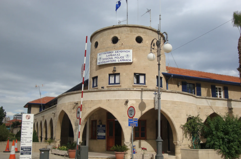Με τραύματα δύο μαθητές από κομμάτια γυάλινου μπουκαλιού που φέρεται να πέταξε έξω από σχολείο 52χρονος