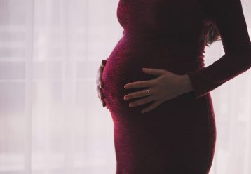Θα γεννήσετε με καισαρική; Ιδού γιατί να πάρετε και τσίχλες στη βαλίτσα του μαιευτηρίου