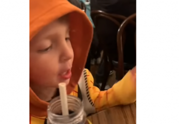 Συγκινεί ο μικρούλης που «μοιράζεται» το φαγητό του με τον αδελφό του που δεν υπάρχει πια (video)