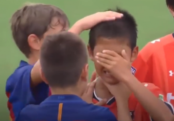 Μικροί ποδοσφαιριστές διδάσκουν ενσυναίσθηση, αξιοπρέπεια και άμιλλα - Το βίντεο που μας συγκίνησε