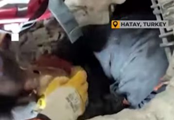 Συγκίνηση: Η στιγμή που μωρό βγαίνει ζωντανό από τα ερείπια μετά από 68 ώρες (video)
