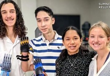 Μαθητές έφτιαξαν προσθετικό χέρι για τον νέο συμμαθητή τους ώστε να μην χρειάζεται να το «κρύβει»