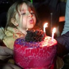 5χρονη που σώθηκε από τα συντρίμμια είχε την έκπληξη της ζωής της για τα γενέθλιά της (video)