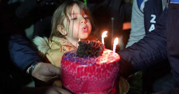 5χρονη που σώθηκε από τα συντρίμμια είχε την έκπληξη της ζωής της για τα γενέθλιά της (video)