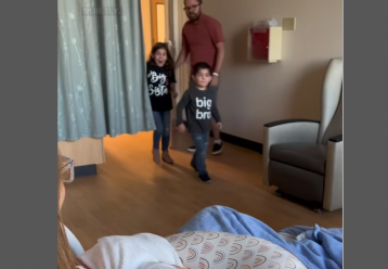 Βίντεο: Θετά παιδιά βλέπουν για πρώτη φορά το νεογέννητο αδελφάκι τους και η χαρά τους δεν περιγράφεται