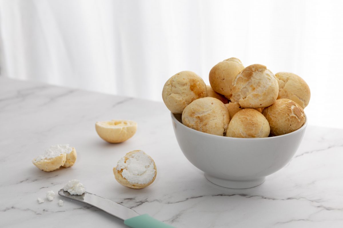 Αλμυρά μπισκότα με μπέικον και τσένταρ: Ένα χορταστικό σνακ για όλη την οικογένεια