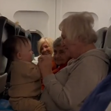 Γλυκύτατο βίντεο: Φοβερές γιαγιάδες ηρεμούν μωράκι κατά τη διάρκεια πτήσης
