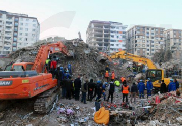 Θαύμα στα ερείπια: Ένας 5χρονος και μια 30χρονη ανασύρθηκαν ζωνταντοί 150 ώρες μετά τον σεισμό
