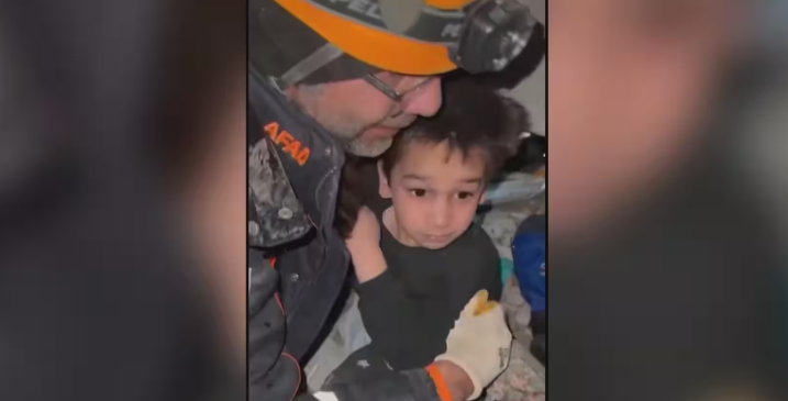 Σεισμός Τουρκία-Συρία: Συγκλονίζουν οι διάλογοι των διασωστών με τα παιδιά