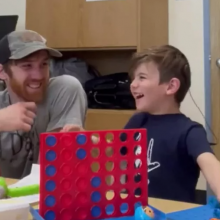 Ό,τι πιο γλυκό θα δείτε σήμερα: 4χρονος με σύνδρομο Pendred ακούει για πρώτη φορά (βίντεο)