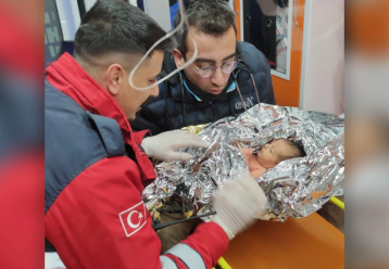 Σεισμός Τουρκία-Συρία: 90 ώρες μετά βρέφος 10 ημερών διασώθηκε μαζί με τη μαμά του!