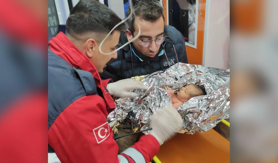 Σεισμός Τουρκία-Συρία: 90 ώρες μετά βρέφος 10 ημερών διασώθηκε μαζί με τη μαμά του!
