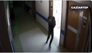 Συγκινητικό βίντεο: Η στιγμή που νοσοκόμα σώζει άρρωστο παιδί την ώρα των 7,8 Ρίχτερ