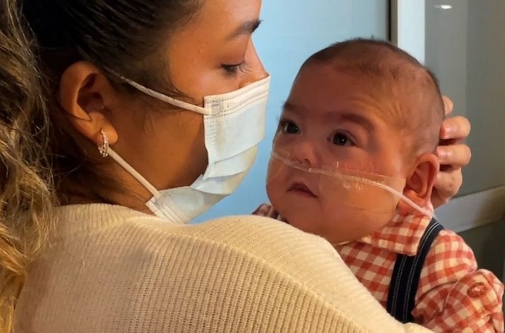 Πρόωρο μωράκι πάει για πρώτη φορά σπίτι του μετά από 190 μέρες στο νοσοκομείο