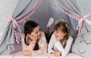 Αν φρικάρετε με το "sleepover" των παιδιών σας, τι θα λέγατε για το "sleep-under";