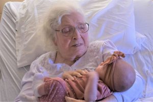 Μία 98χρονη γυναίκα από το Κεντάκι γνώρισε τη νεογένητη τρισεγγονούλα της, μία στιγμή, η οποία απαθανατίστηκε σε μία πολύ ξεχωριστή φωτογραφία