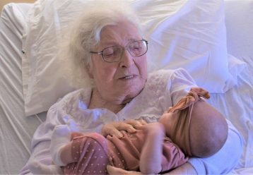 Μία 98χρονη γυναίκα από το Κεντάκι γνώρισε τη νεογένητη τρισεγγονούλα της, μία στιγμή, η οποία απαθανατίστηκε σε μία πολύ ξεχωριστή φωτογραφία