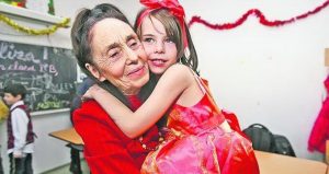«Με κατέκριναν, επειδή έγινα πρώτη φορά μαμά στα 66. Σήμερα στα 81 μου, καμαρώνω τη 15χρονη κόρη μου»