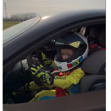 Βίντεο: 3χρονος οδηγεί Ferrari 1000 ίππων και προκαλεί πανικό