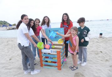 Μαθητές έφτιαξαν ξύλινη κατασκευή για παιδικά παιχνίδια σε παραλίες