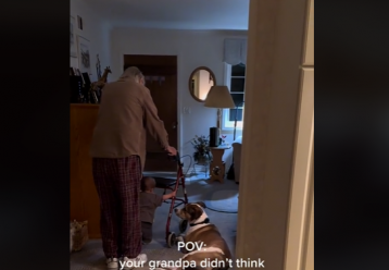 Ό,τι πιο γλυκό θα δείτε σήμερα: Παππούς με το «πι» του μαθαίνει στο δισεγγονάκι του να περπατάει (βίντεο)