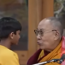 Σάλος με τον Δαλάι Λάμα: Ζήτησε από μικρό παιδί να... ρουφήξει τη γλώσσα του (vid)