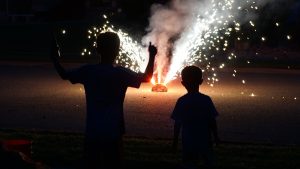 «Εκείνο το μπαμ άλλαξε τη ζωή μου»: Ακρωτηριάστηκε στα 15 του από κροτίδα και ζητά να τον ακούσουμε