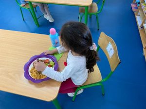 Άλλο ένα δημοτικό σχολείο «Μαγειρεύει και προσφέρει» υγιεινό φαγητό στα παιδιά
