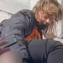 Απίστευτο βίντεο: Άστεγη γυναίκα γεννάει στη μέση του δρόμου!