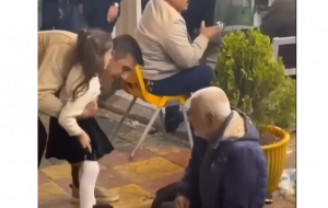 Βίντεο: O τρόπος που φέρθηκε αυτή η μικρούλα σε έναν άστεγο δείχνει ότι υπάρχει ελπίδα