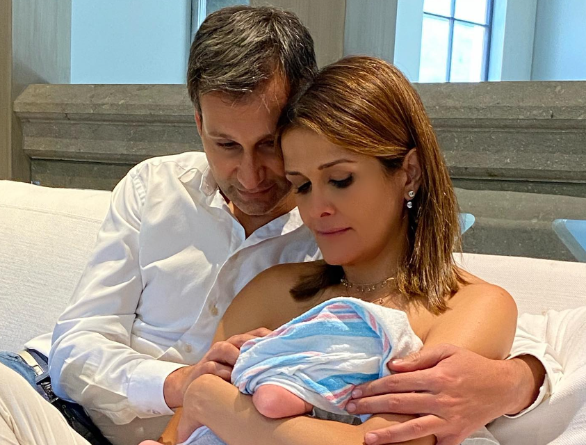 Μαιευτήρας υιοθετεί το μωρό που ξεγέννησε και οι κόρες της ξεκινούν εκστρατεία για 35.000 παιδιά σε αναδοχή