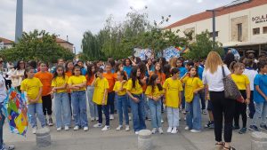 Διακόσιοι χαρταετοί στην Πλατεία Κένεντυ από τα σχολεία της Πάφου για την ειρήνη 